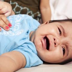 Traitement et soin des nouveau-nés à la maison avec des coliques