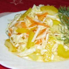 Витаминна салата от зеле, моркови и чушки